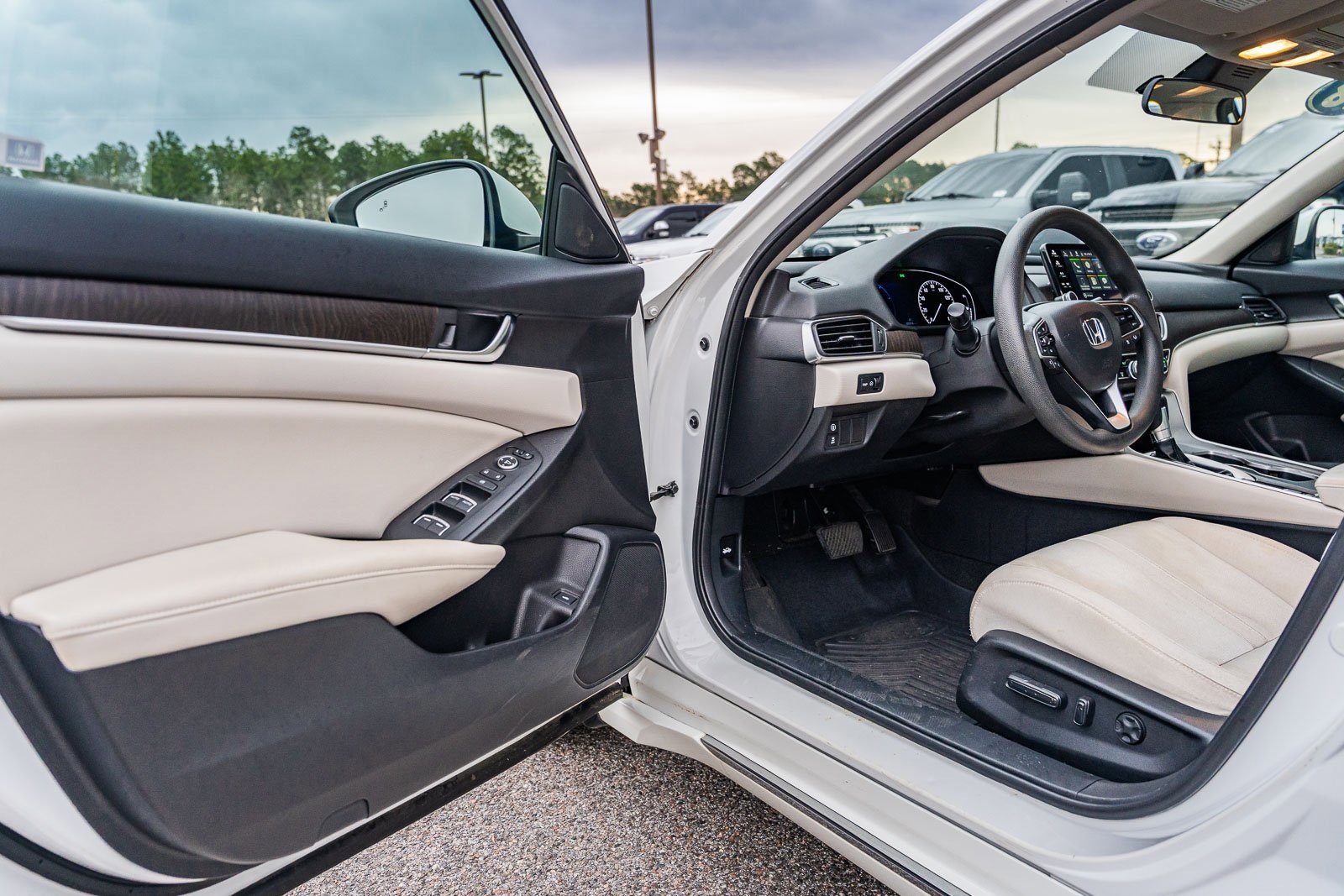 Used 2018 Honda Accord EX image 16