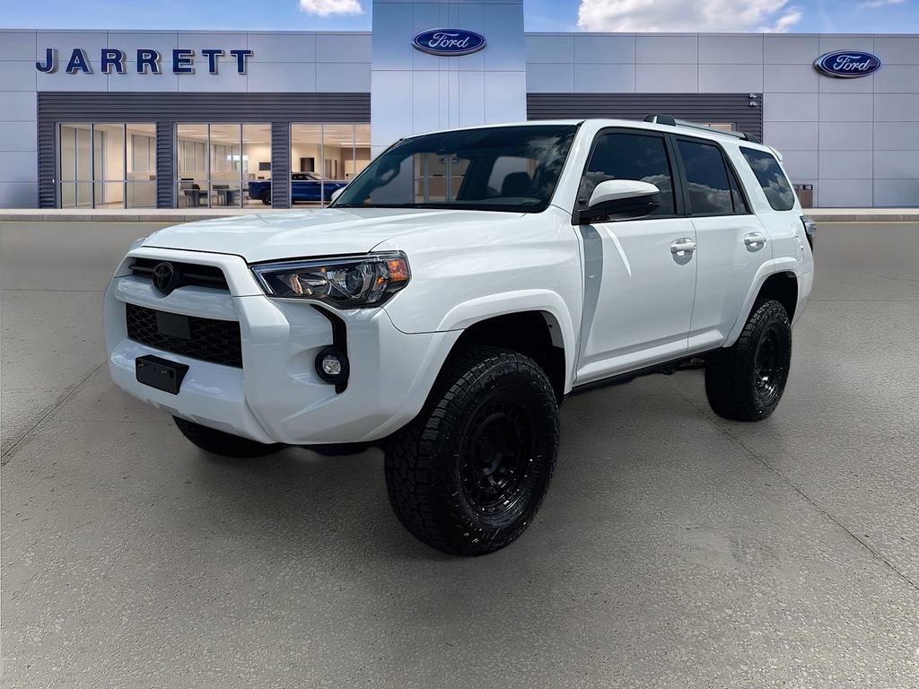 Used 2024 Toyota 4Runner SR5 AWD/4WD image 3