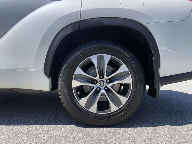 Used 2021 Toyota Highlander XLE AWD/4WD image 9