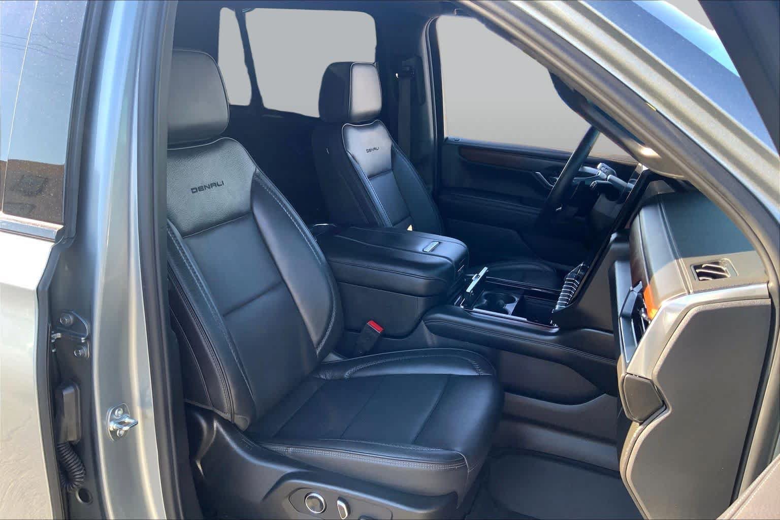 Used 2025 GMC Yukon Denali w/ Sun & Power Step Package AWD/4WD image 9