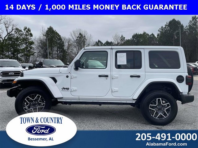 Used 2025 Jeep Wrangler Sahara image 2