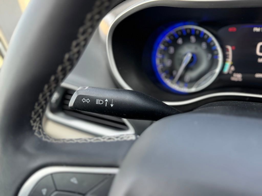 Used 2023 Chrysler Pacifica Touring-L image 19