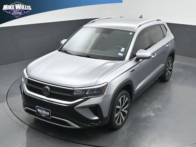 Used 2022 Volkswagen Taos SE FWD image 2