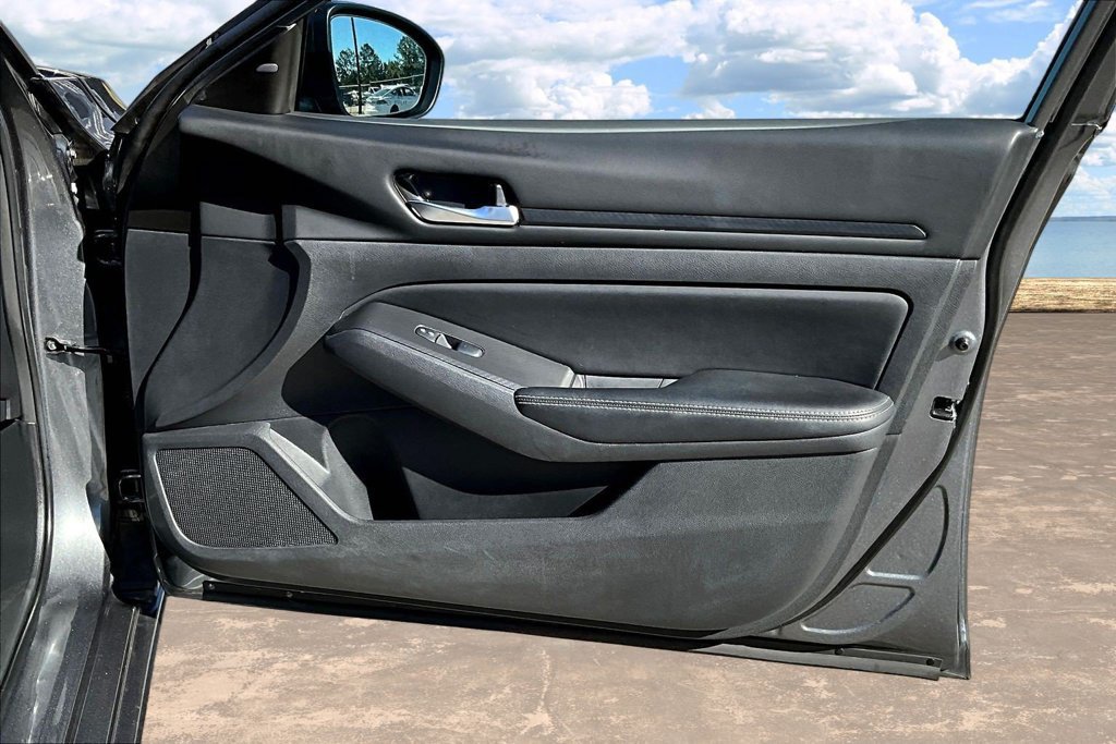 Used 2025 Nissan Altima 2.5 SV FWD image 30