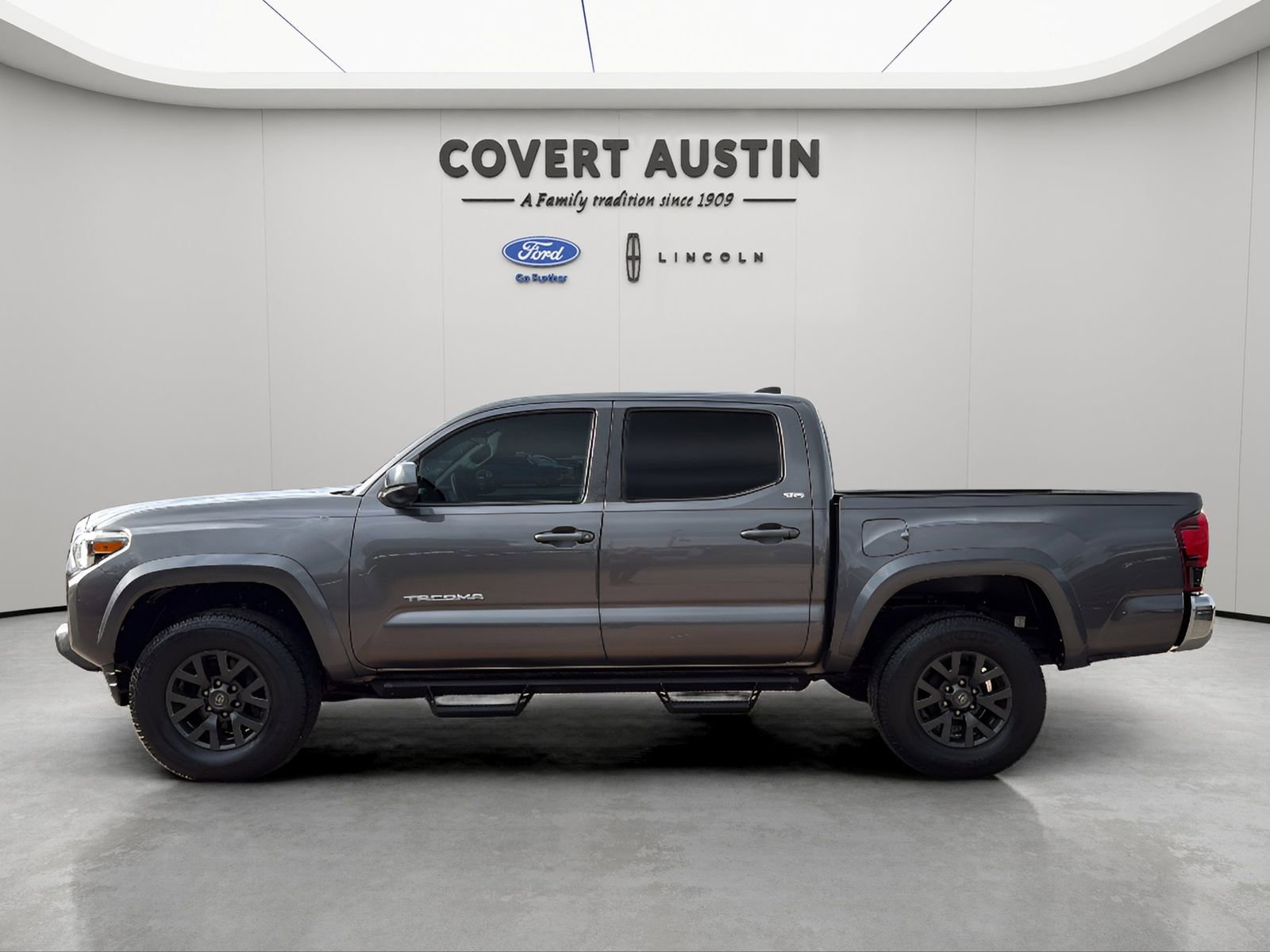 Used 2020 Toyota Tacoma SR5 w/ SR5 Appearance Package (SM) RWD image 2