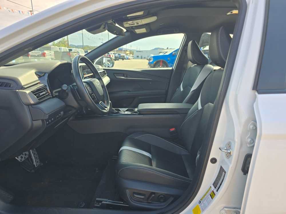 Used 2025 Toyota Camry SE FWD image 9