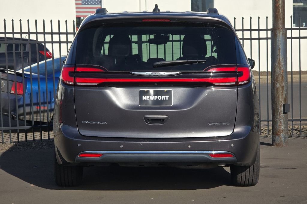 Used 2023 Chrysler Pacifica Limited FWD image 4
