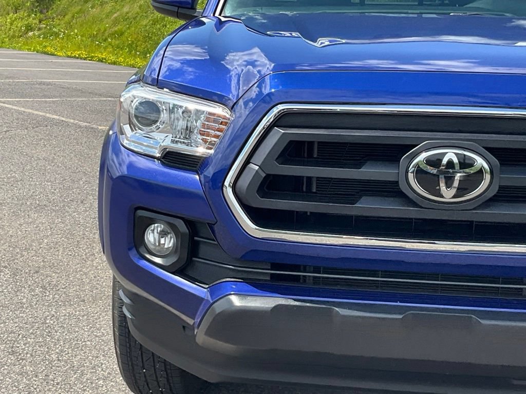 Used 2022 Toyota Tacoma SR5 AWD/4WD image 2