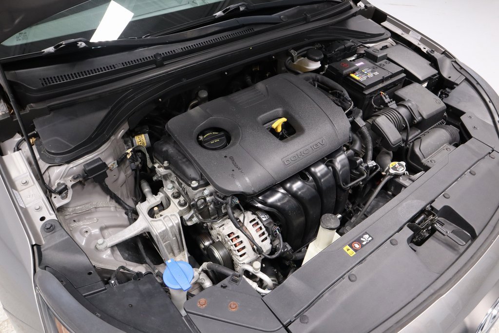 Used 2020 Hyundai Elantra SE w/ Winter Weather Package image 16