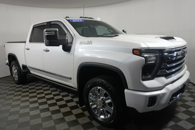 Used 2024 Chevrolet Silverado 3500 High Country w/ Technology Package AWD/4WD image 2