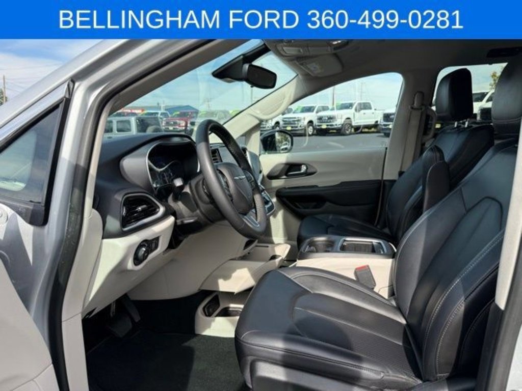 Used 2024 Chrysler Pacifica Touring-L image 21