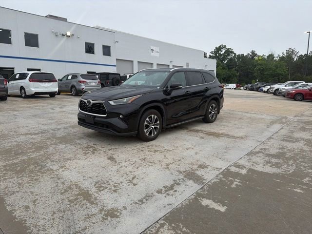 Used 2024 Toyota Highlander XLE AWD/4WD image 16