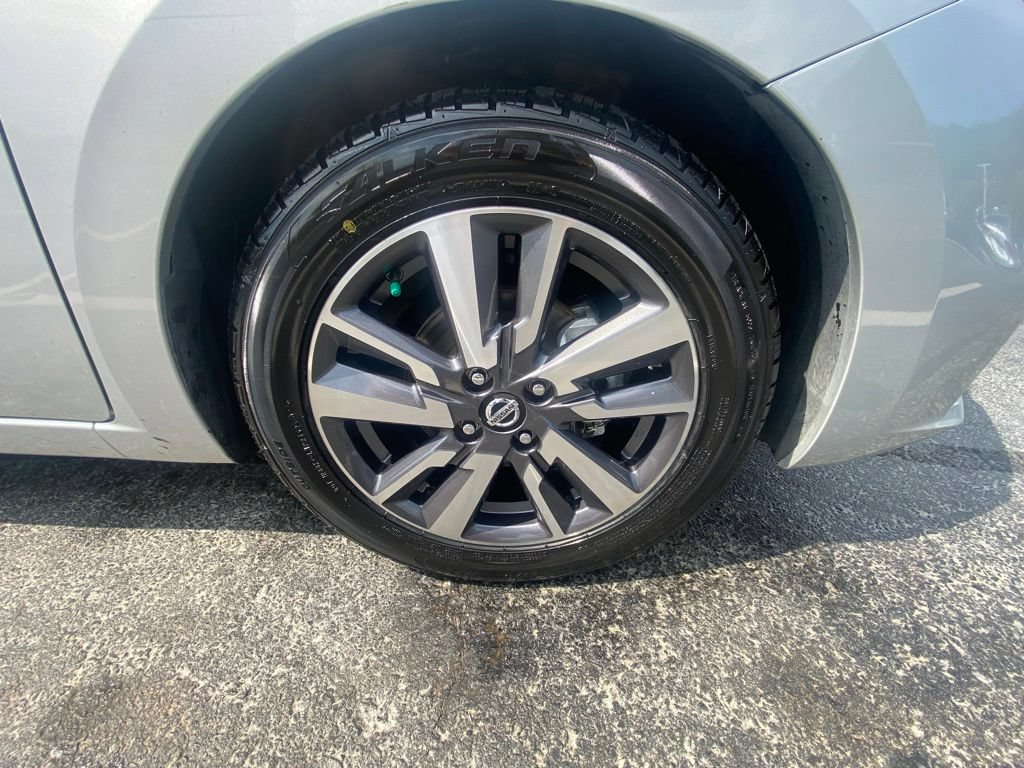 Used 2020 Nissan Versa SV FWD image 29