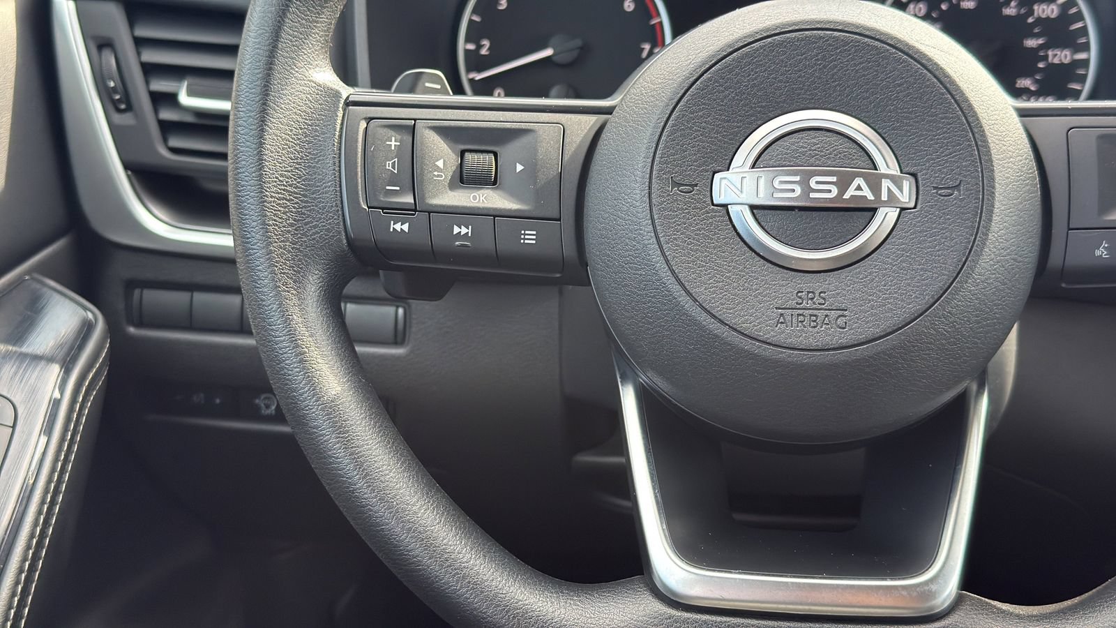 Used 2024 Nissan Rogue SV FWD image 16