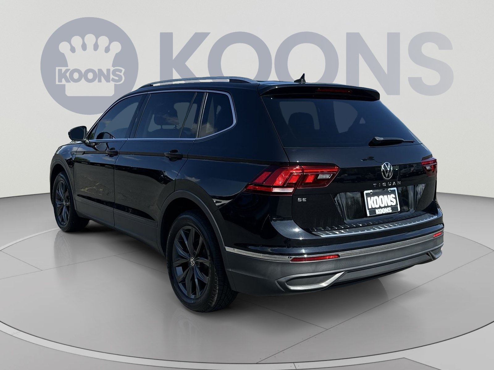 Used 2022 Volkswagen Tiguan SE w/ Panoramic Sunroof Package FWD image 8
