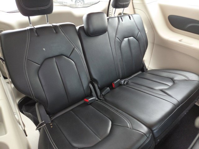 Used 2023 Chrysler Pacifica Touring-L FWD image 22