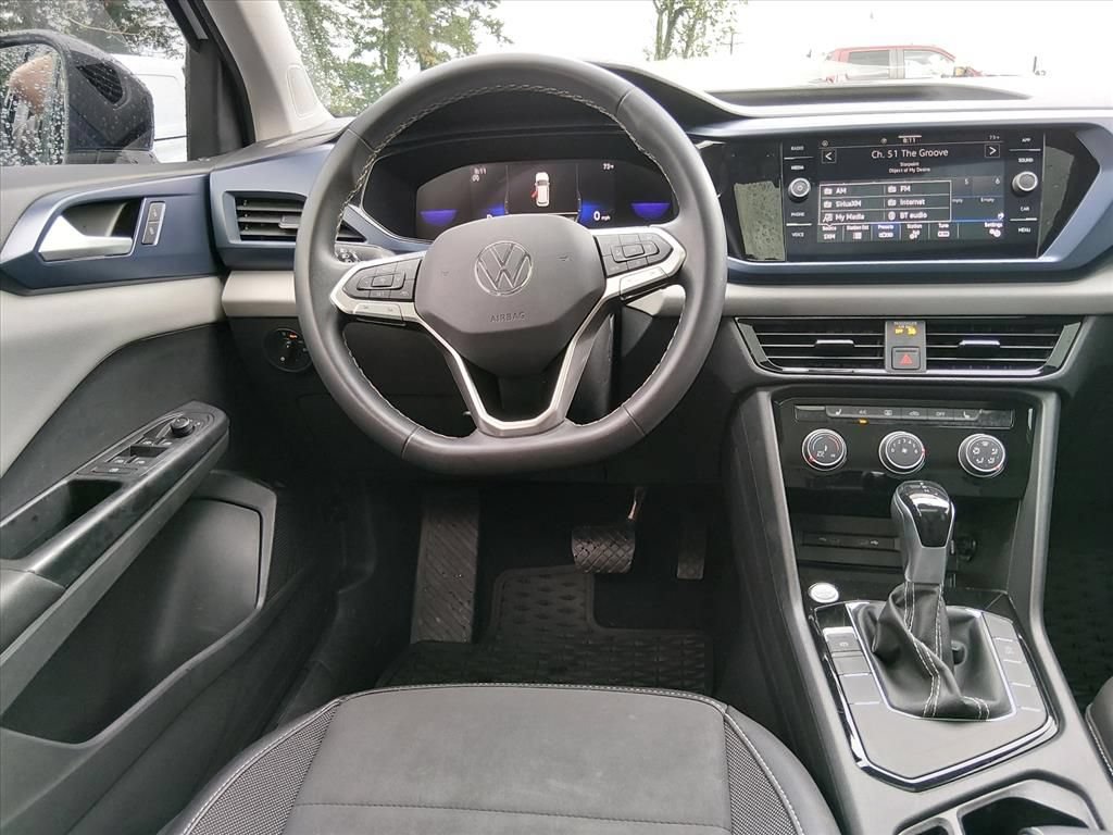 Used 2023 Volkswagen Taos SE w/ Panoramic Sunroof Package FWD image 11