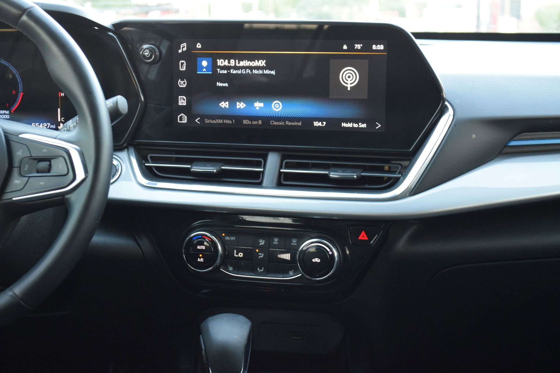 Used 2024 Chevrolet Trax LT w/ Sunroof Package image 11