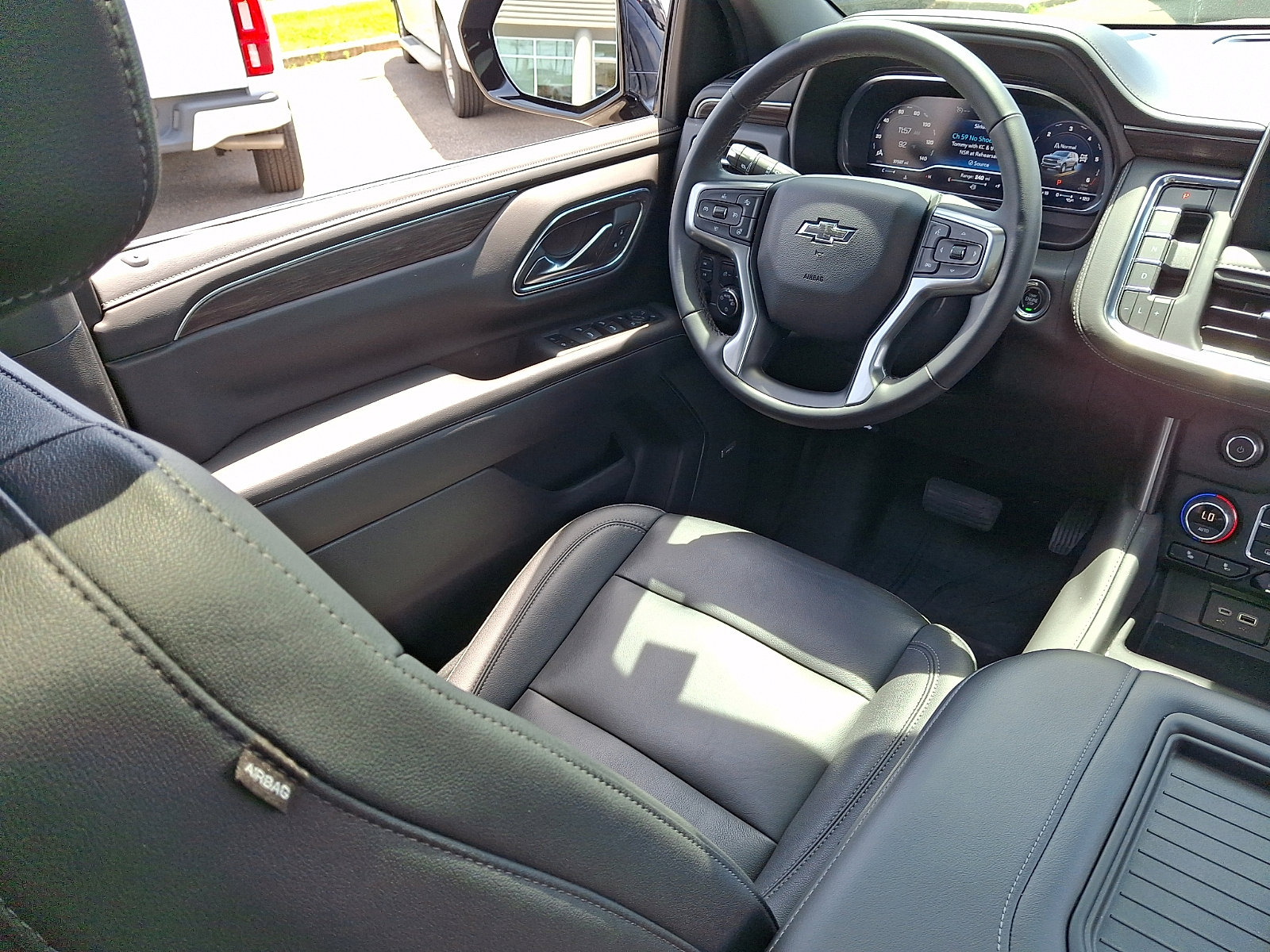Used 2023 Chevrolet Tahoe Z71 w/ Luxury Package AWD/4WD image 13