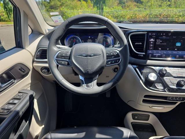 Used 2023 Chrysler Pacifica Touring-L FWD image 8