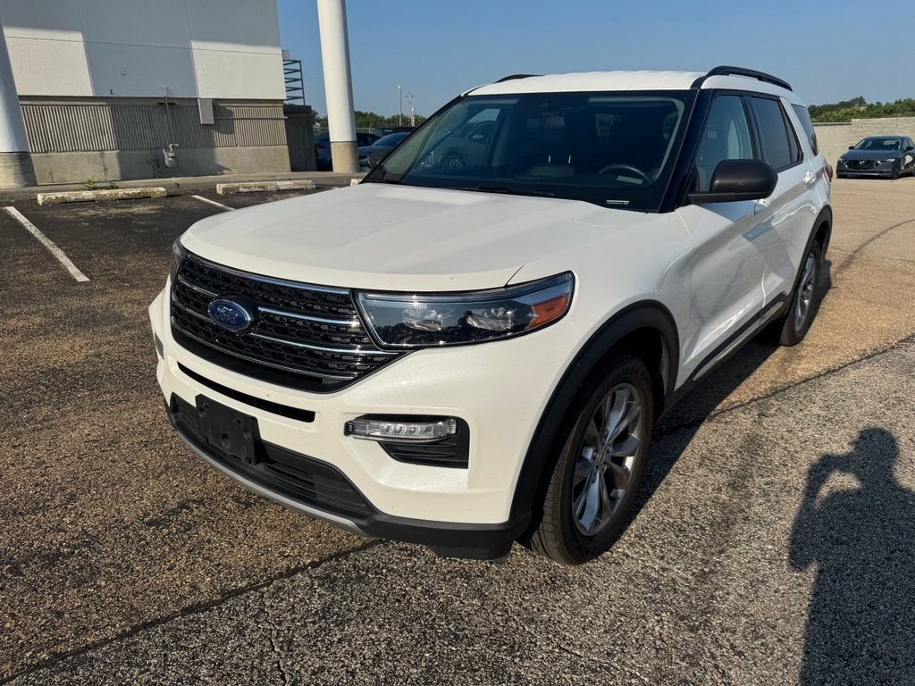 Certified 2022 Ford Explorer XLT w/ Equipment Group 202A AWD/4WD image 3