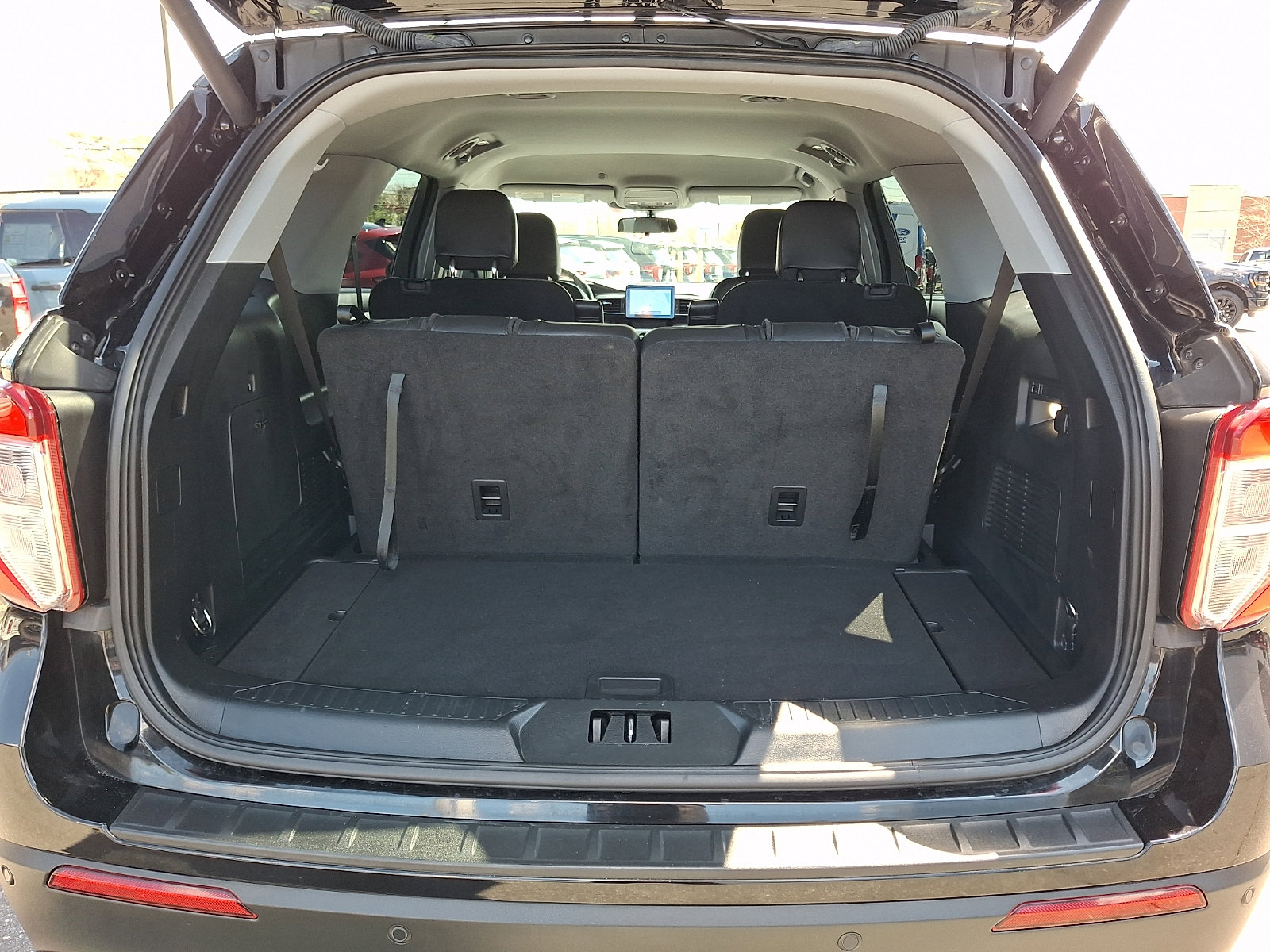 Certified 2022 Ford Explorer XLT w/ Equipment Group 202A AWD/4WD image 30