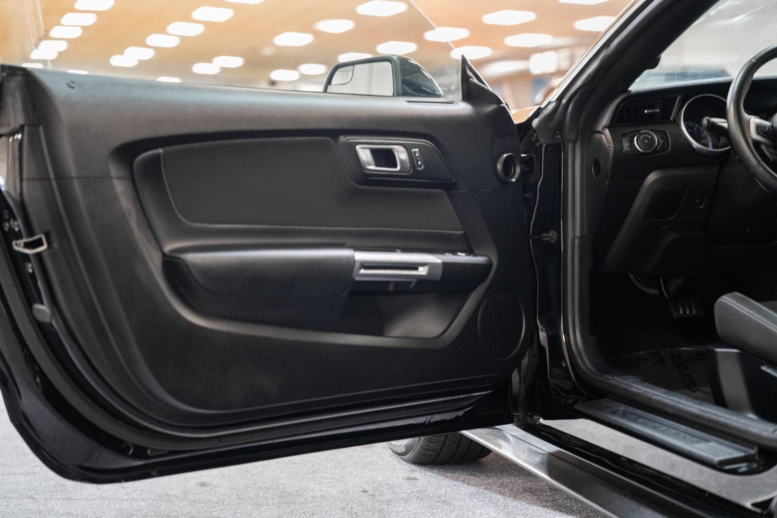 Certified 2018 Ford Mustang Coupe RWD image 34