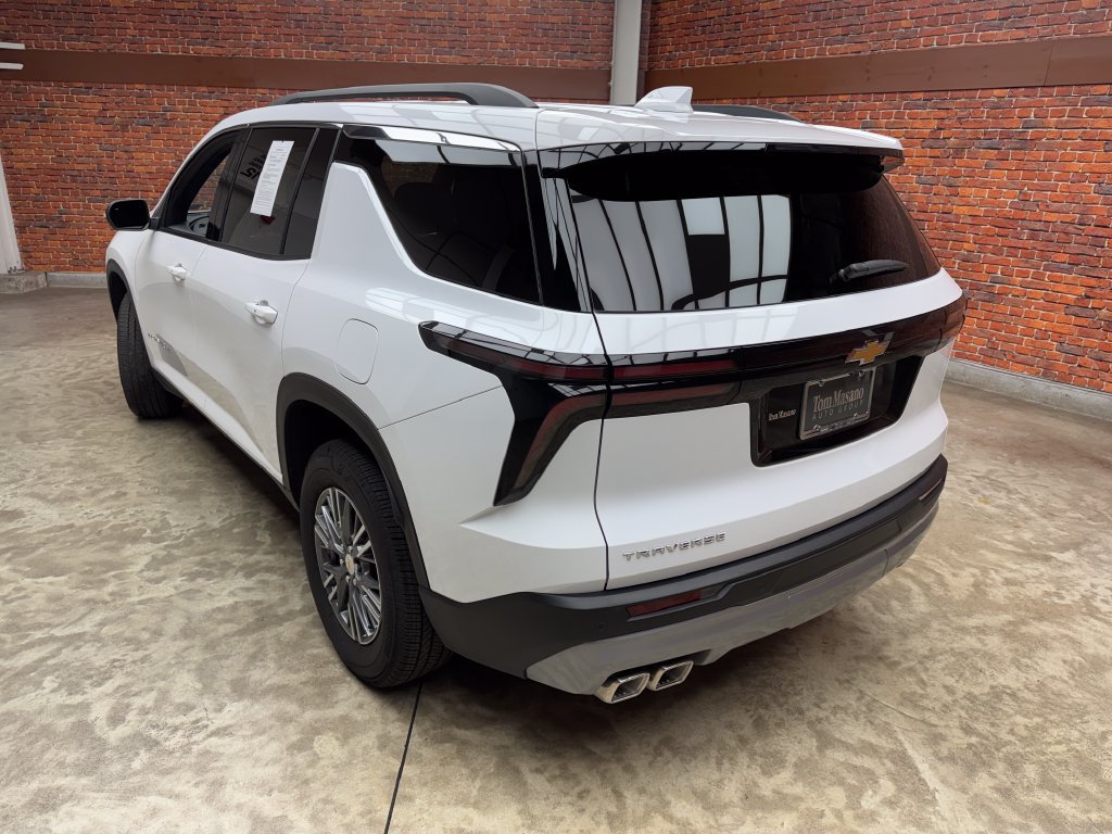 Used 2026 Chevrolet Traverse LT FWD image 2