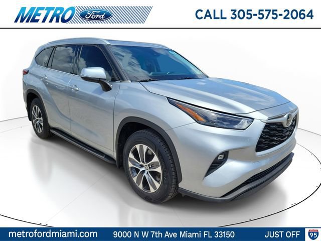 Used 2022 Toyota Highlander XLE FWD image 4