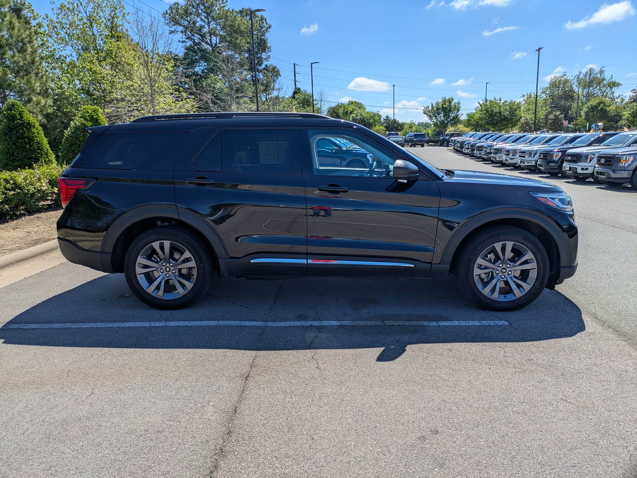 Certified 2025 Ford Explorer Active w/ Active Comfort Package AWD/4WD image 3