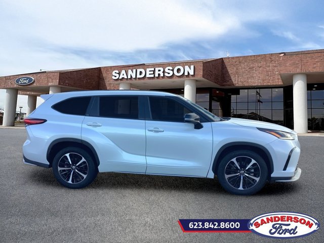 Used 2022 Toyota Highlander XSE AWD/4WD image 2