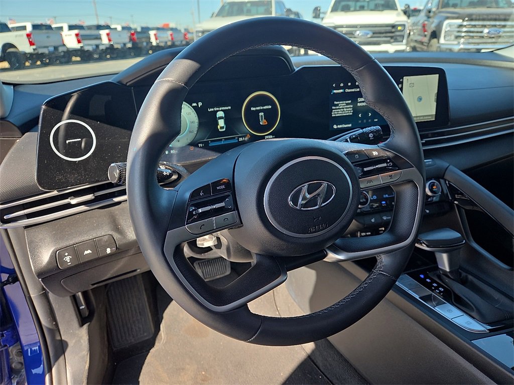 Used 2023 Hyundai Elantra Limited image 22