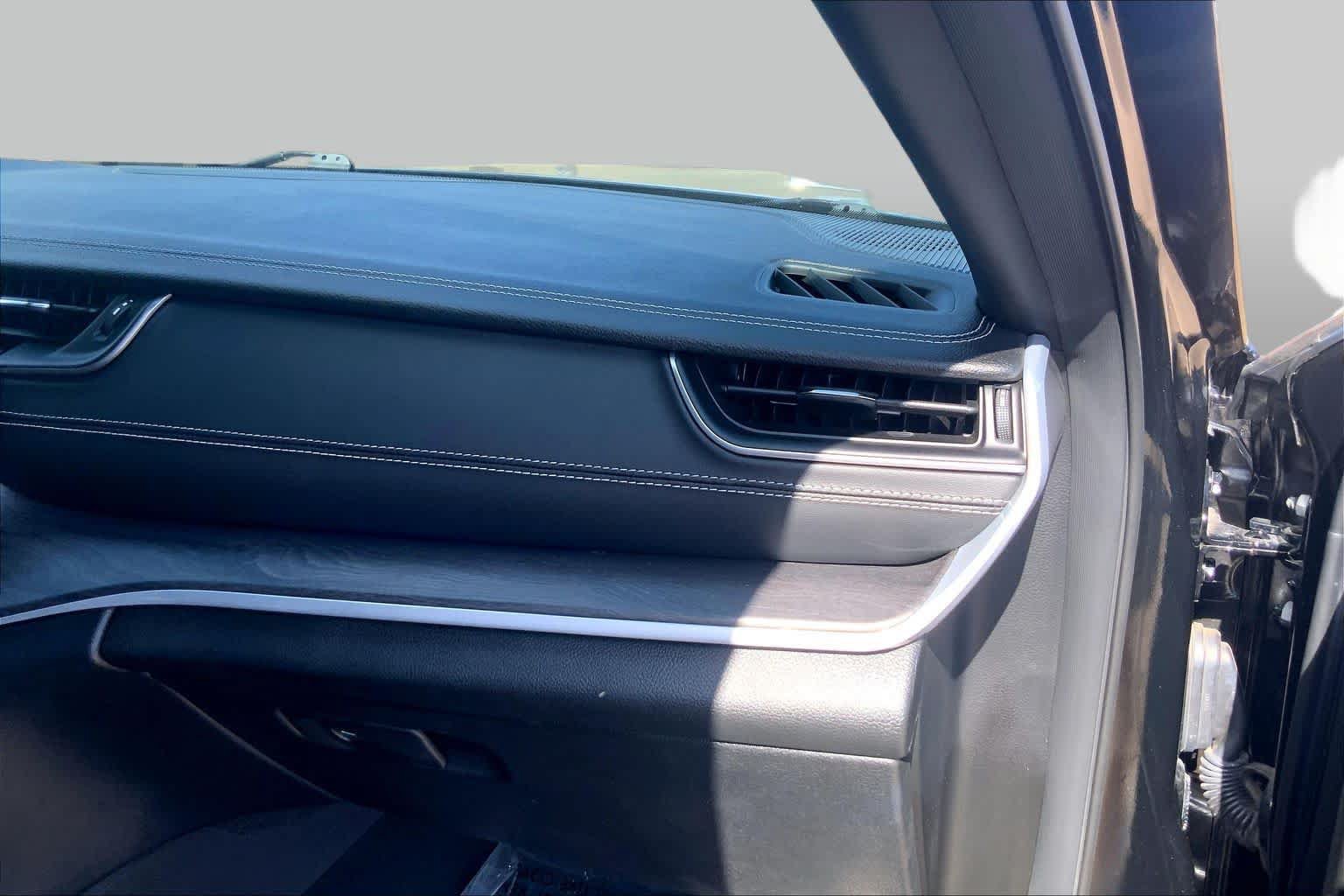 Used 2025 Jeep Grand Cherokee L Limited w/ Black Appearance Package RWD image 19