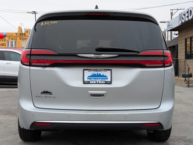 Used 2023 Chrysler Pacifica Touring-L FWD image 5