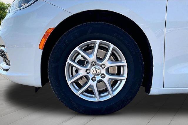 Used 2023 Chrysler Pacifica Touring-L FWD image 9