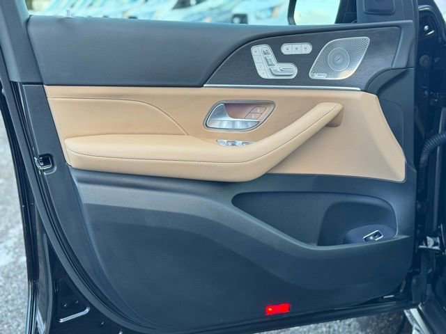 Used 2025 Mercedes-Benz GLS 580 4MATIC image 11