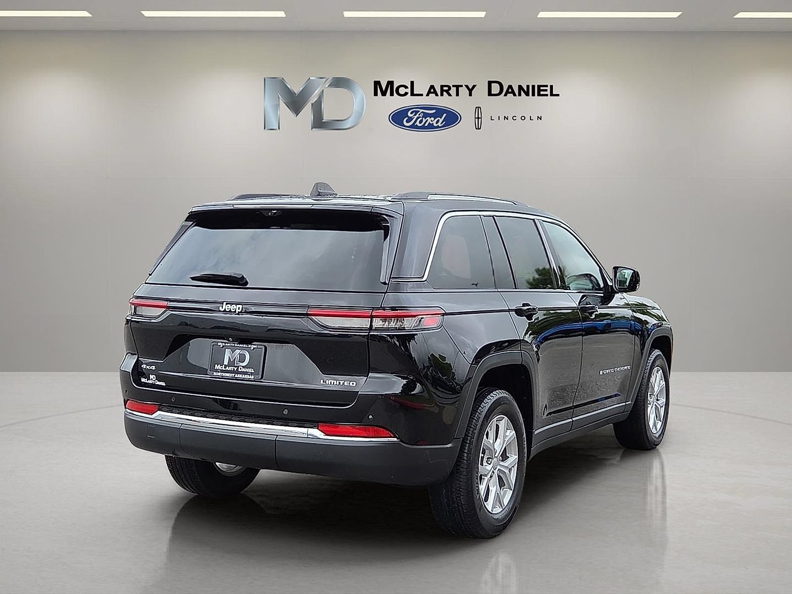 Used 2023 Jeep Grand Cherokee Limited w/ Luxury Tech Group II AWD/4WD image 5