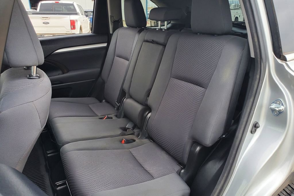 Used 2017 Toyota Highlander LE AWD/4WD image 23
