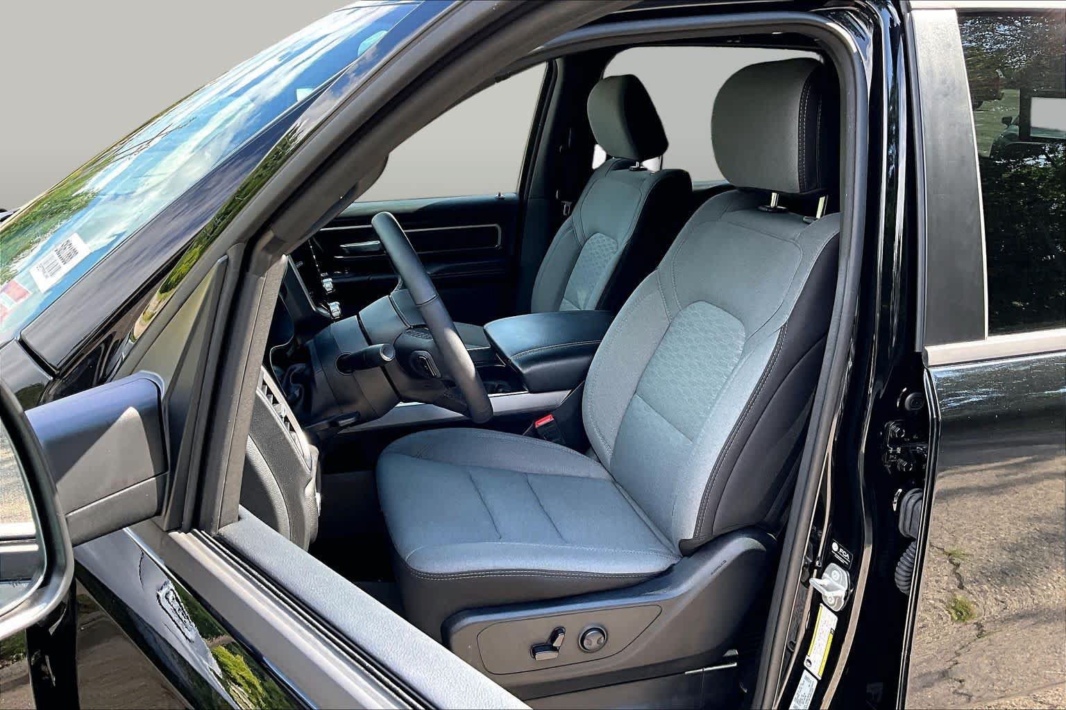 Used 2025 RAM 1500 Big Horn AWD/4WD image 8