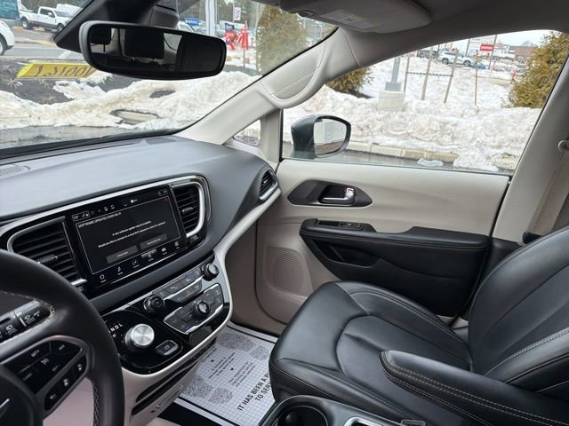 Used 2023 Chrysler Pacifica Touring-L image 19