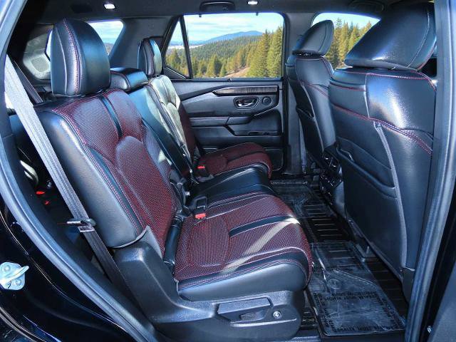 Used 2025 Honda Pilot Black Edition image 23