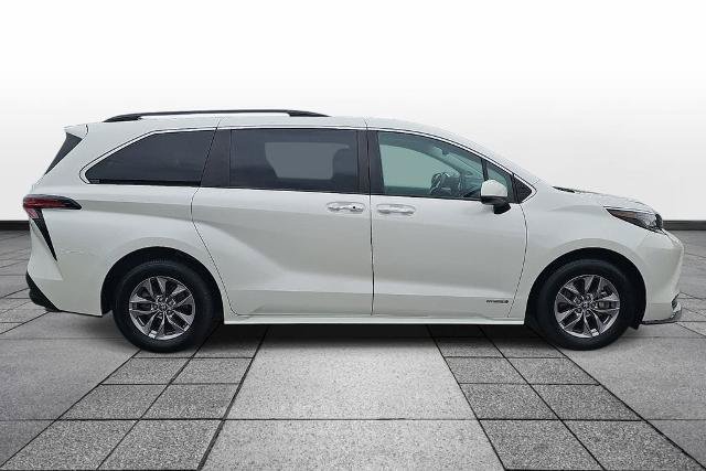 Used 2021 Toyota Sienna XLE w/ XLE Plus Package FWD image 4