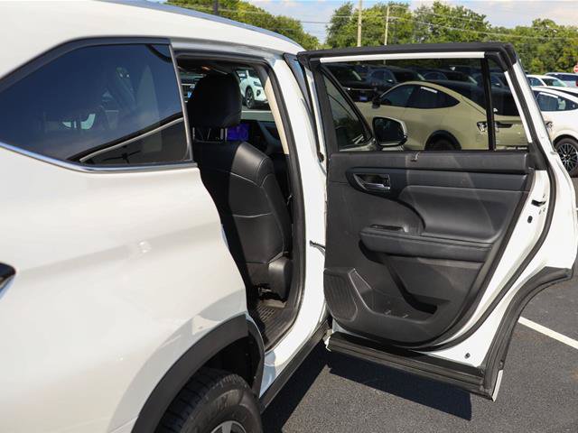 Used 2023 Toyota Highlander XLE FWD image 31