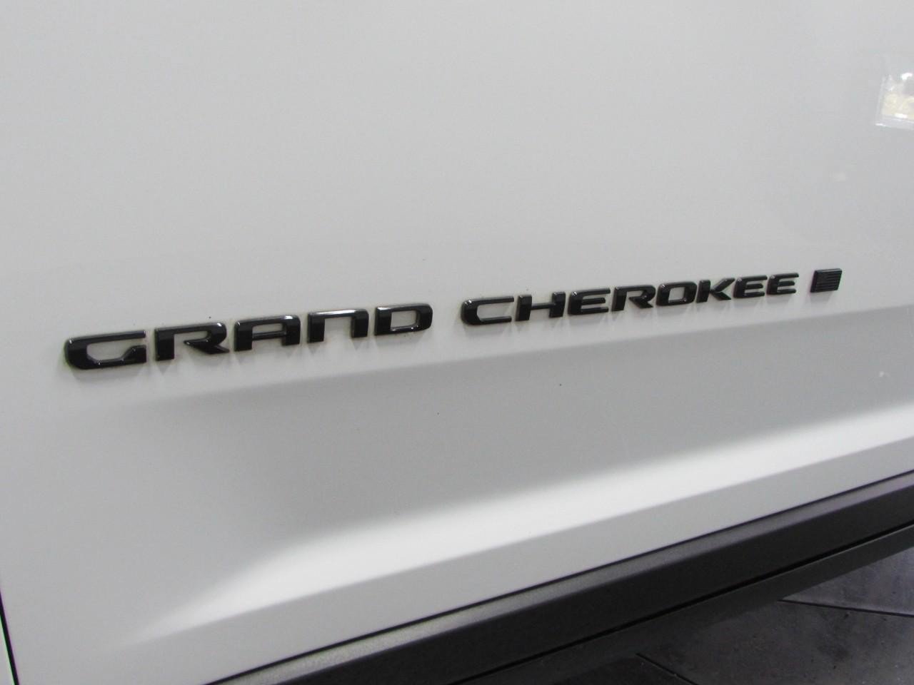 Used 2024 Jeep Grand Cherokee Limited w/ Black Appearance Package AWD/4WD image 33