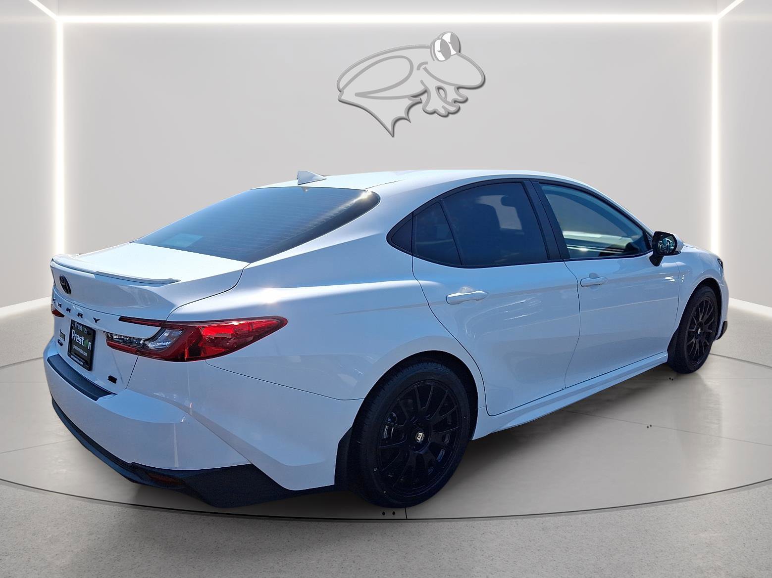 Used 2025 Toyota Camry SE w/ Convenience Package FWD image 5