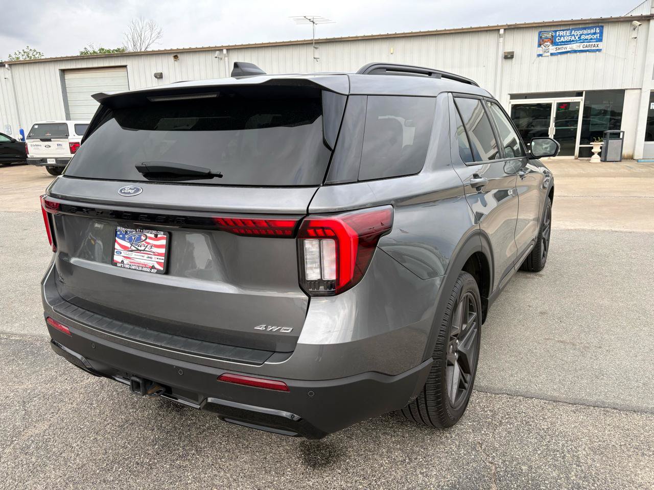 Certified 2025 Ford Explorer ST-Line w/ Premium Package AWD/4WD image 3