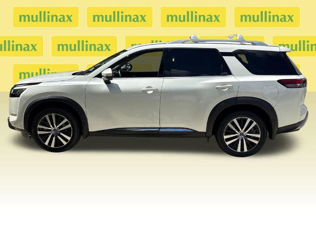 Used 2024 Nissan Pathfinder Platinum w/ Black Appearance Package FWD image 11