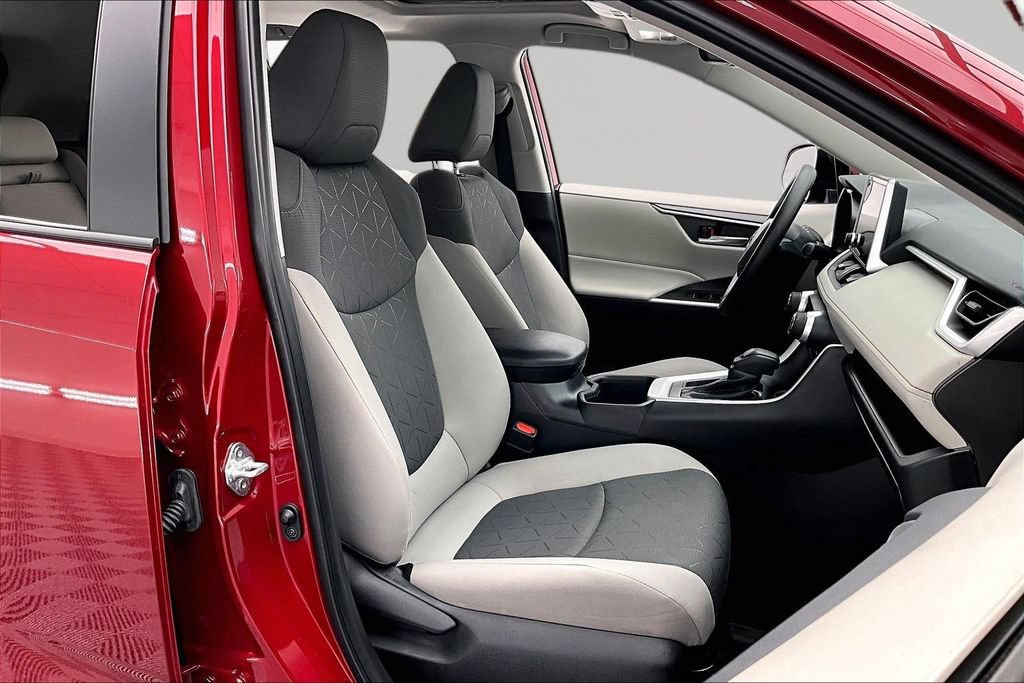 Used 2025 Toyota RAV4 XLE w/ Convenience Package FWD image 7