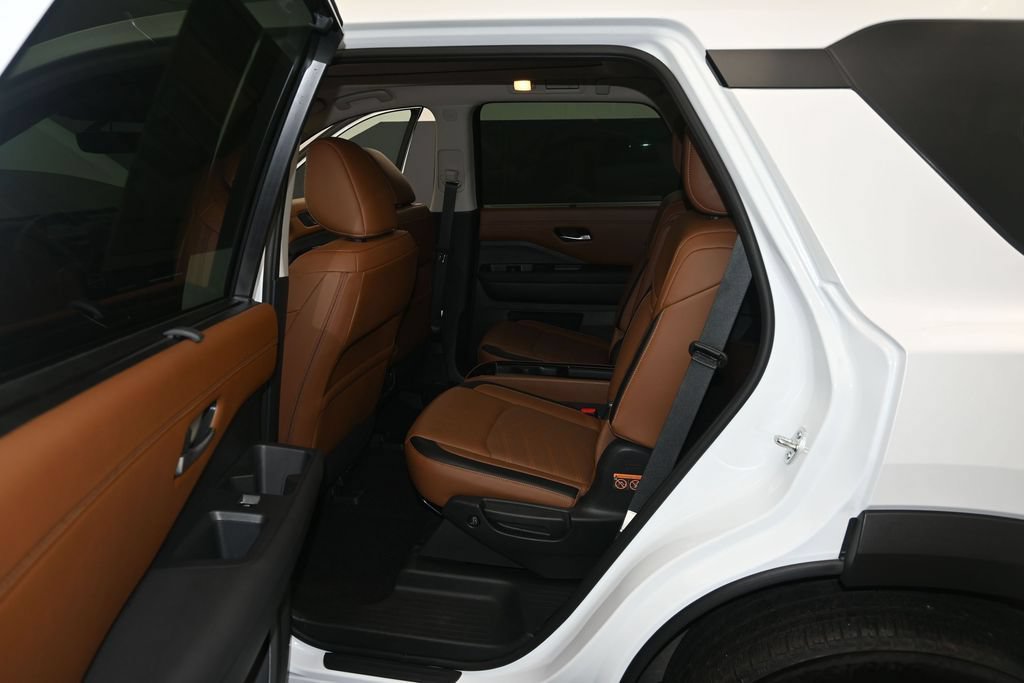 Used 2025 Nissan Pathfinder Platinum FWD image 18