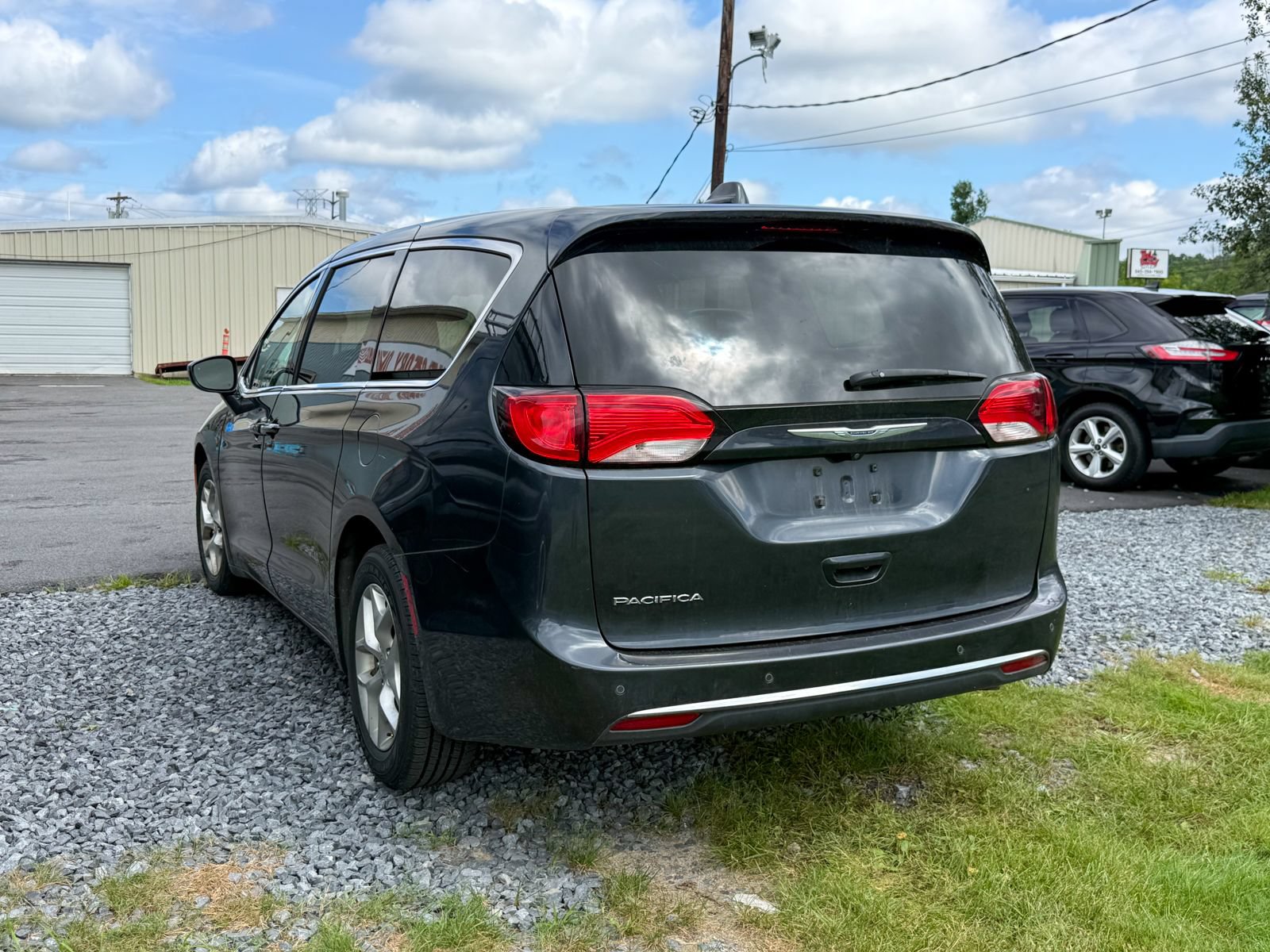 Used 2019 Chrysler Pacifica Touring Plus w/ Tire & Wheel Group FWD image 4